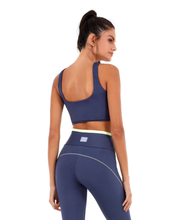 Carregar imagem no visualizador da galeria, Model Back: Alto Giro Fitness Haut Top Blackout Recorte Tela Cinza Odyssey