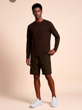 Carregar imagem no visualizador da galeria, Model Front: Uv Line T-Shirt Longsleeve New Fit Textura Masc Brown Upf50+