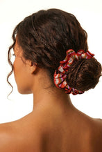 Carregar imagem no visualizador da galeria, Model Front: Rio De Sol Chouchou Floral-Scales Scrunchie