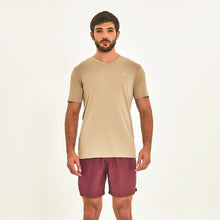 Carregar imagem no visualizador da galeria, Model Front: Uv Line Fitness Haut T-Shirt Sport Fit Areia Upf50+