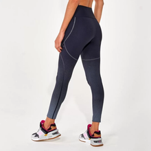 Carregar imagem no visualizador da galeria, Model Back: Alto Giro Fitness Bas Legging Hyper Ag Graphic Degrade Preto