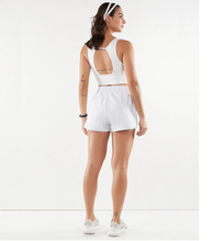 Carregar imagem no visualizador da galeria, Model Back: Alto Giro Fitness Bas Shorts Bahamas Branco