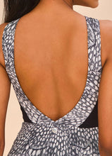 Carregar imagem no visualizador da galeria, Model Back: Uv Line Une Pièce Swimsuit Verena Asas Upf50+
