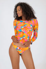 Carregar imagem no visualizador da galeria, Model Front: Rio De Sol Haut Top Orange-Bloom Rash-Guard