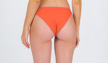 Carregar imagem no visualizador da galeria, Model Back: Rio De Sol Bas Bottom Light-Peach Essential-Comfy