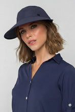 Carregar imagem no visualizador da galeria, Model Front: Uv Line Casquette Visor Capri Colors Nac Fem Navy Blue Upf50+