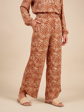 Carregar imagem no visualizador da galeria, Gallery: Uv Line Pantalon De Plage Pants Meia Lua Tie Dye Pitanga Upf50+