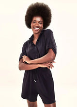 Carregar imagem no visualizador da galeria, Model Front: Uv Line Fitness Bas Shorts Fem Basic Black Upf50+