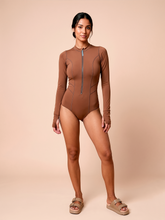 Carregar imagem no visualizador da galeria, Model Front: Uv Line Une Pièce Long Sleeve Swimsuit Macae Brown Upf50+