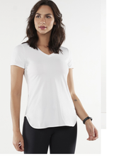 Carregar imagem no visualizador da galeria, Model Front: Alto Giro Fitness Haut T-Shirt Skin Fit Alongada Gola V Branco