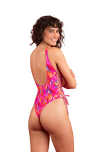 Carregar imagem no visualizador da galeria, Model Back: Rio De Sol Une Pièce Flavors Zoe
