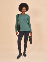 Carregar imagem no visualizador da galeria, Model Front: Uv Line T-Shirt Longsleeve Fem New Fit Textura Verde Jade Upf50+