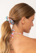 Carregar imagem no visualizador da galeria, Model Front: Rio De Sol Chouchou Ditsy-Sky Scrunchie