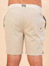 Carregar imagem no visualizador da galeria, Model Back: Uv Line Bermuda / Short Pour Homme Shorts Acqua Boxer Areia Upf50+
