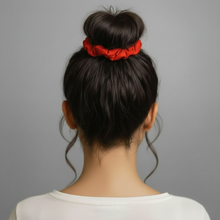 Carregar imagem no visualizador da galeria, Model Back: Rio De Sol Chouchou Rouge Scrunchie