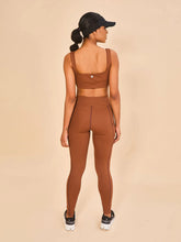 Carregar imagem no visualizador da galeria, Model Back: Uv Line Fitness Bas Legging Fit Aspen Brown Upf50+