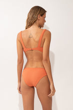 Carregar imagem no visualizador da galeria, Model Back: Rio De Sol Haut Top Sand-Argila Mary