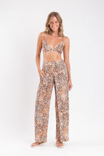 Carregar imagem no visualizador da galeria, Model Front: Rio De Sol Pantalon De Plage Leopard Wide Pants
