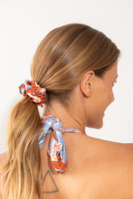 Carregar imagem no visualizador da galeria, Model Front: Rio De Sol Chouchou Olyra Scrunchie