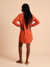 Carregar imagem no visualizador da galeria, Model Back: Uv Line Chemise Shirtdress Copenhagen Pitanga Upf50+