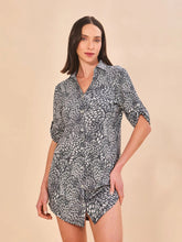Carregar imagem no visualizador da galeria, Model Front: Uv Line Chemise Shirtdress Asas Upf50+