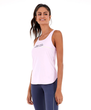 Carregar imagem no visualizador da galeria, Model Front: Alto Giro Fitness Haut Regata Skin Fit Inspiracionais Rosa Soft