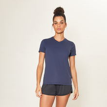 Carregar imagem no visualizador da galeria, Model Front: Uv Line Fitness Haut Sport Fit Fem Marinho Upf50+