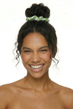 Carregar imagem no visualizador da galeria, Model Front: Rio De Sol Chouchou Palms Scrunchie