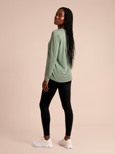 Carregar imagem no visualizador da galeria, Model Back: Uv Line T-Shirt Longsleeve Fem New Fit Mix Grey Upf50+