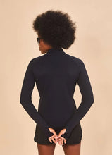 Carregar imagem no visualizador da galeria, Model Back: Uv Line T-Shirt Jacket Fem New Fit Black Upf50+