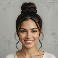 Carregar imagem no visualizador da galeria, Model Front: Rio De Sol Chouchou Icon-Nero Scrunchie