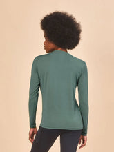 Carregar imagem no visualizador da galeria, Model Back: Uv Line T-Shirt Longsleeve Fem New Fit Textura Verde Jade Upf50+