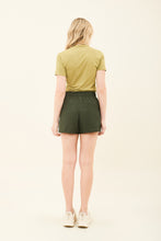 Carregar imagem no visualizador da galeria, Model Back: Uv Line Fitness Bas Short Race Verde Militar Upf50+