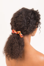 Carregar imagem no visualizador da galeria, Model Front: Rio De Sol Chouchou Love-Trip Scrunchie