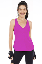 Carregar imagem no visualizador da galeria, Model Front: Alto Giro Fitness Haut Regata Skin Fit Alongada Gola V Pink Orchid