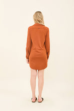 Carregar imagem no visualizador da galeria, Model Back: Uv Line Chemise Shirtdress Copenhagen Caramelo Upf50+
