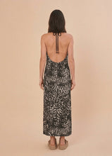 Carregar imagem no visualizador da galeria, Model Back: Uv Line Vêtement De Plage High-Neck Dress Asas Upf50+