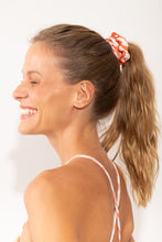 Carregar imagem no visualizador da galeria, Model Front: Rio De Sol Chouchou Sahari Scrunchie