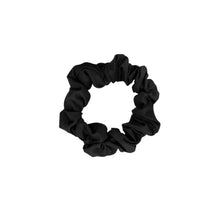 Carregar imagem no visualizador da galeria, Product Front: Rio De Sol Chouchou Icon-Nero Scrunchie