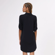 Carregar imagem no visualizador da galeria, Model Back: Uv Line Chemise Shirtdress Copenhagen Fem Black Upf50+