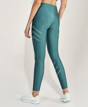 Carregar imagem no visualizador da galeria, Model Back: Alto Giro Fitness Bas Legging Atlanta Fitas Refletivas Verde Strong