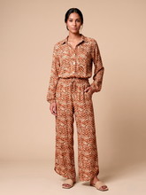 Carregar imagem no visualizador da galeria, Model Front: Uv Line Pantalon De Plage Pants Meia Lua Tie Dye Pitanga Upf50+