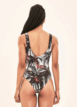Carregar imagem no visualizador da galeria, Model Back: Uv Line Une Pièce Swimsuit Coqueiros Bege Upf50+