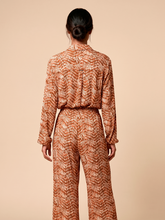 Carregar imagem no visualizador da galeria, Model Back: Uv Line Pantalon De Plage Pants Meia Lua Tie Dye Pitanga Upf50+