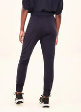 Carregar imagem no visualizador da galeria, Model Back: Uv Line Pantalon De Plage Pants Fem Basic Black Upf50+