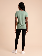 Carregar imagem no visualizador da galeria, Model Back: Uv Line T-Shirt T-Shirt Fem New Fit Mix Green Upf50+