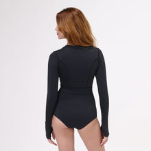 Carregar imagem no visualizador da galeria, Model Back: Uv Line Une Pièce Swimsuit Macae Color V22 Ml Fem Black Upf50+