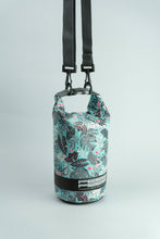 Carregar imagem no visualizador da galeria, Model Back: Feelfree Sac De Plage Dry Tube 1,5L Tropical Organic Teal