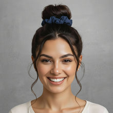 Carregar imagem no visualizador da galeria, Model Front: Rio De Sol Chouchou Navy Scrunchie
