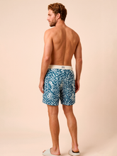 Carregar imagem no visualizador da galeria, Model Back: Uv Line Bermuda / Short Pour Homme Shorts Acqua Boxer Tie Dye Blue Upf50+